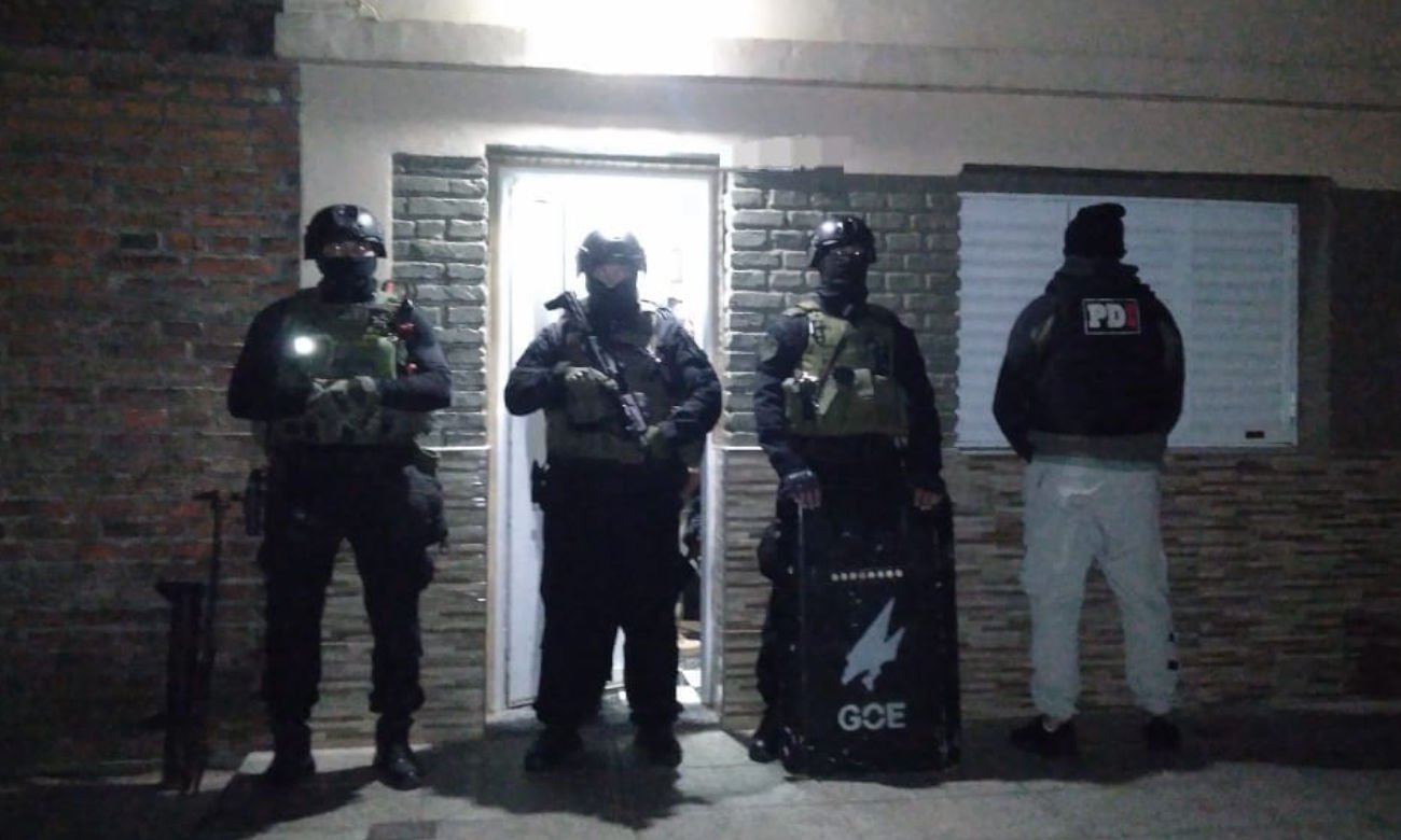 Personal de la Policía de Investigaciones durante un procedimiento realizado en la ciudad de Santa Fe. Imagen de archivo.