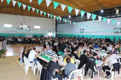 Socios, deportistas, familias, dirigentes y vecinos participan del almuerzo conmemorativo por los 100 años del Club Social y Deportivo Alumni de Laguna Paiva, en un encuentro que reunió a toda la comunidad.