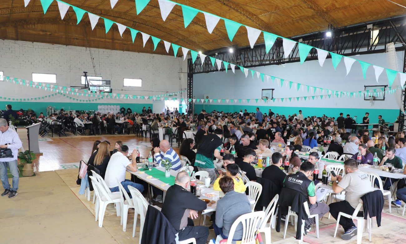 Socios, deportistas, familias, dirigentes y vecinos participan del almuerzo conmemorativo por los 100 años del Club Social y Deportivo Alumni de Laguna Paiva, en un encuentro que reunió a toda la comunidad.