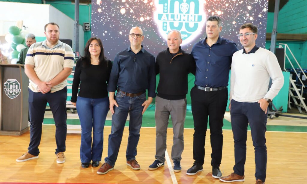 Directivos del Club Social y Deportivo Alumni junto al intendente de Laguna Paiva, Elvio Cotterli, autoridades municipales, concejales, funcionarios provinciales y el diputado José Corral durante la celebración del centenario de la institución.