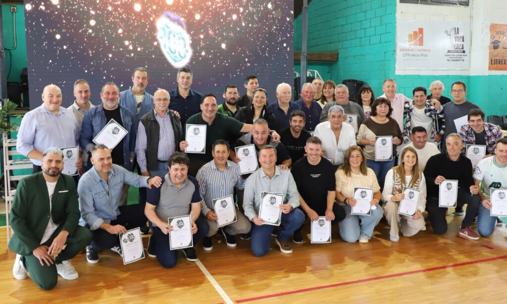Dirigentes del Club Social y Deportivo Alumni entregan reconocimientos a vecinos y protagonistas que contribuyeron al crecimiento de la institución durante sus 100 años de historia.