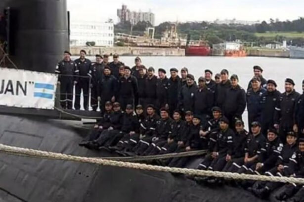 Foto de archivo de tripulantes del submarino ARA San Juan durante una misión de la Armada Argentina, antes de la tragedia ocurrida en noviembre de 2017.