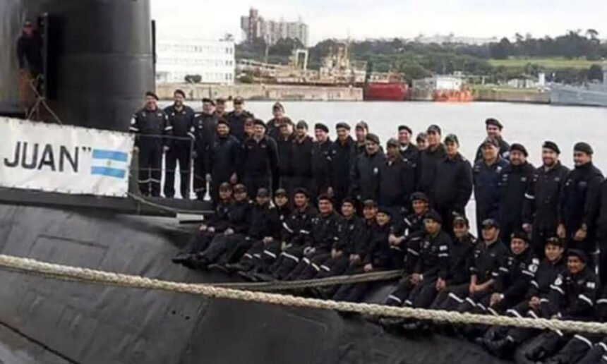 Foto de archivo de tripulantes del submarino ARA San Juan durante una misión de la Armada Argentina, antes de la tragedia ocurrida en noviembre de 2017.