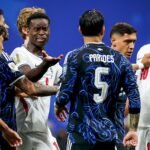 La Selección argentina intenta imponer condiciones frente a Inglaterra en un partido de alta intensidad por las semifinales del Mundial 2026. Foto: Gentileza.