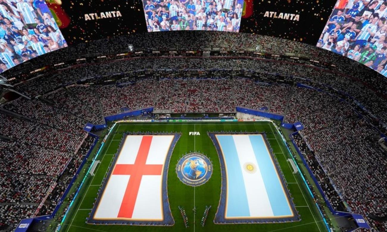 La ceremonia de inicio de la semifinal entre Argentina e Inglaterra en el Mercedes-Benz Stadium de Atlanta, antes del comienzo del partido por el Mundial 2026. Foto: Gentileza.