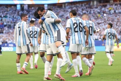 La Selección Argentina celebra una clasificación trabajada tras un partido exigente y cambiante en el Mundial.