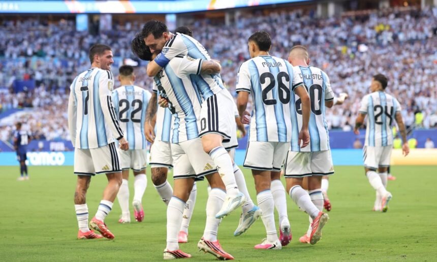 La Selección Argentina celebra una clasificación trabajada tras un partido exigente y cambiante en el Mundial.