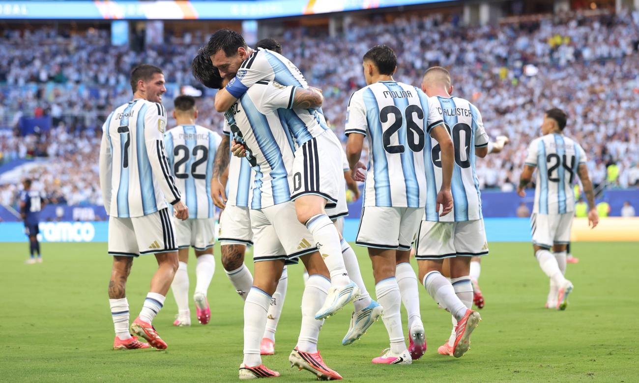 La Selección Argentina celebra una clasificación trabajada tras un partido exigente y cambiante en el Mundial.