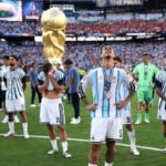 El dolor de los jugadores argentinos tras la derrota en una final internacional. La imagen refleja la tristeza del plantel luego de recibir las medallas de subcampeón. Foto: archivo.
