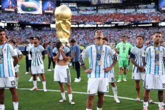 El dolor de los jugadores argentinos tras la derrota en una final internacional. La imagen refleja la tristeza del plantel luego de recibir las medallas de subcampeón. Foto: archivo.