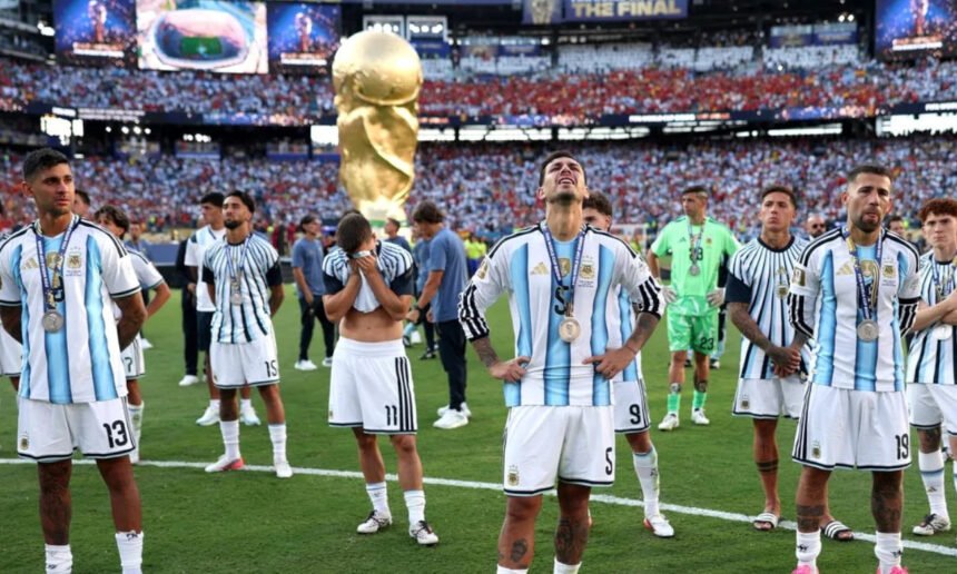 El dolor de los jugadores argentinos tras la derrota en una final internacional. La imagen refleja la tristeza del plantel luego de recibir las medallas de subcampeón. Foto: archivo.
