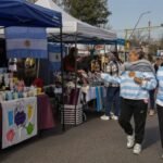 Miles de vecinos recorren la avenida Aristóbulo del Valle durante la tradicional celebración del 9 de Julio, uno de los eventos patrios más convocantes de la ciudad de Santa Fe.