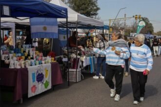 Miles de vecinos recorren la avenida Aristóbulo del Valle durante la tradicional celebración del 9 de Julio, uno de los eventos patrios más convocantes de la ciudad de Santa Fe.