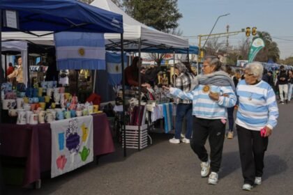 Miles de vecinos recorren la avenida Aristóbulo del Valle durante la tradicional celebración del 9 de Julio, uno de los eventos patrios más convocantes de la ciudad de Santa Fe.
