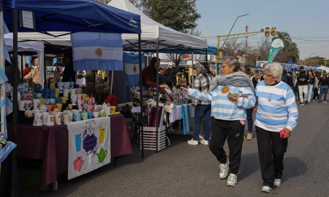 Miles de vecinos recorren la avenida Aristóbulo del Valle durante la tradicional celebración del 9 de Julio, uno de los eventos patrios más convocantes de la ciudad de Santa Fe.