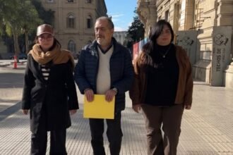 Autoridades de ASOEM durante la presentación de un reclamo vinculado al conflicto laboral con la Municipalidad de Sauce Viejo. Foto de archivo.