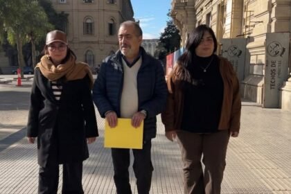 Autoridades de ASOEM durante la presentación de un reclamo vinculado al conflicto laboral con la Municipalidad de Sauce Viejo. Foto de archivo.