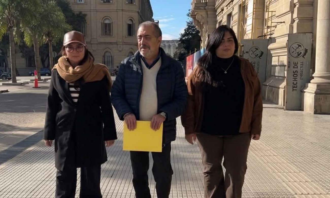 Autoridades de ASOEM durante la presentación de un reclamo vinculado al conflicto laboral con la Municipalidad de Sauce Viejo. Foto de archivo.