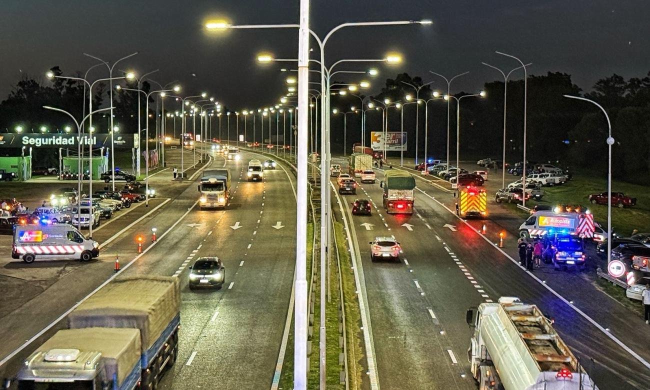 Imagen de la Autopista Rosario–Santa Fe, eje estratégico para el transporte de cargas y la conexión entre el sur y el centro provincial. Foto de archivo.