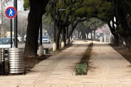 Vista de la renovada avenida Aristóbulo del Valle, una de las principales intervenciones urbanas ejecutadas para mejorar la accesibilidad, la seguridad y el espacio público en la ciudad de Santa Fe.