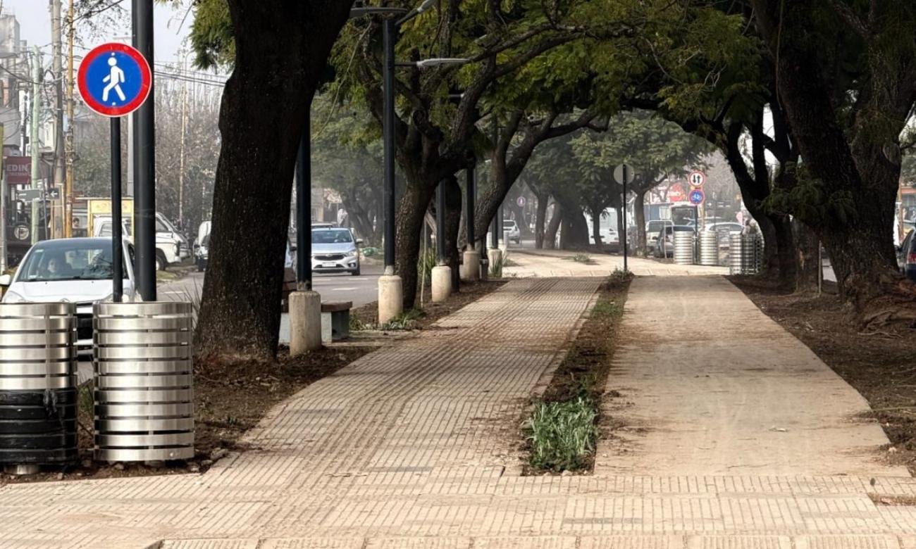 Vista de la renovada avenida Aristóbulo del Valle, una de las principales intervenciones urbanas ejecutadas para mejorar la accesibilidad, la seguridad y el espacio público en la ciudad de Santa Fe.