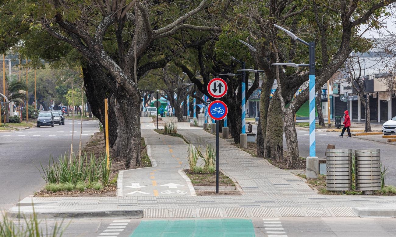 Vista del renovado corredor de avenida Aristóbulo del Valle, una obra que incorporó bicisenda, nuevos espacios verdes e iluminación LED para mejorar la movilidad y el espacio público en la ciudad de Santa Fe.