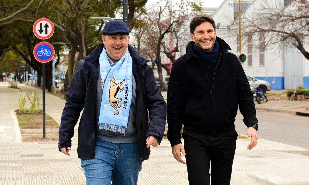 Durante la inauguración, el gobernador Maximiliano Pullaro y el intendente Juan Pablo Poletti recorrieron el nuevo paseo urbano de avenida Aristóbulo del Valle junto a vecinos y funcionarios provinciales y municipales.