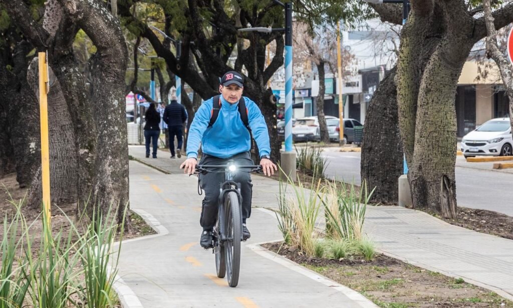 La remodelación del cantero central de avenida Aristóbulo del Valle incorporó una bicisenda segregada, nuevos espacios verdes, iluminación LED y mobiliario urbano a lo largo de 2,6 kilómetros.