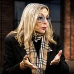 La Dra. Jaquelina Balangione durante la entrevista exclusiva con el periodista Carlos Fornés en el programa "Lo tenés que saber".