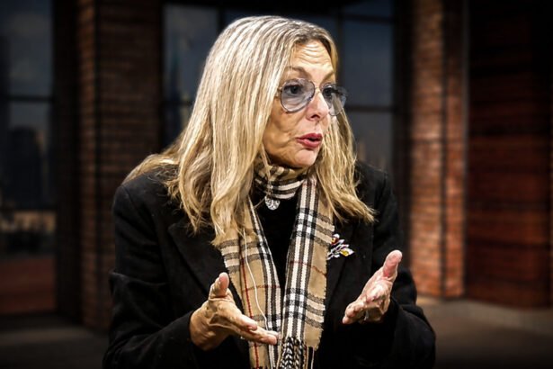 La Dra. Jaquelina Balangione durante la entrevista exclusiva con el periodista Carlos Fornés en el programa "Lo tenés que saber".