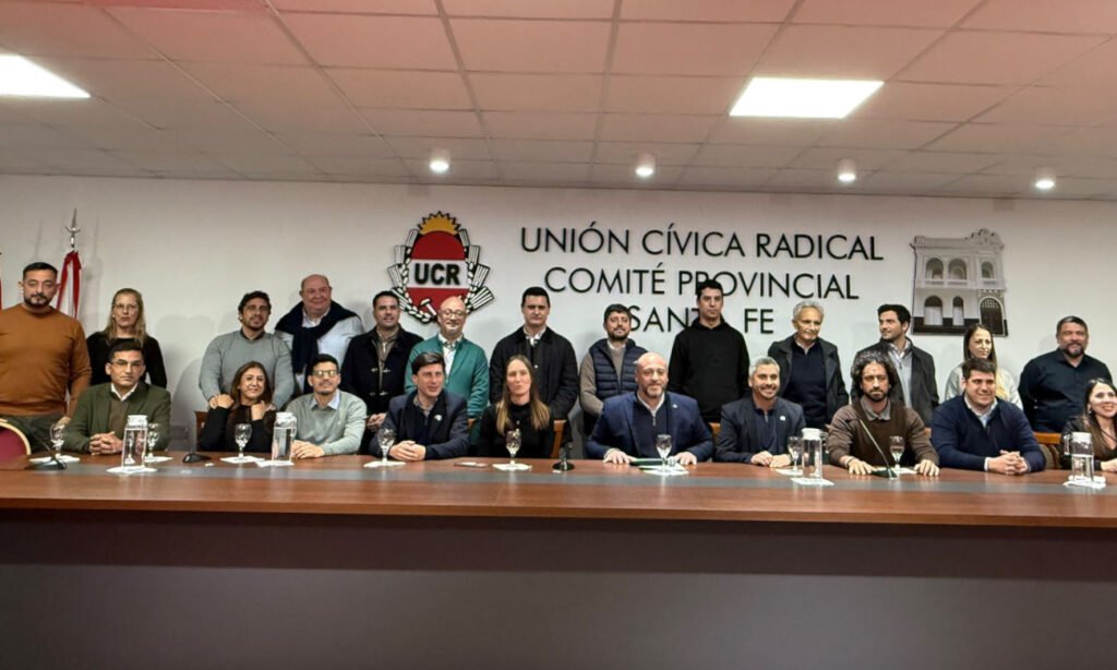 Sergio Basile junto a los integrantes de la nueva mesa de conducción del Comité Departamental La Capital de la UCR, durante un acto partidario.