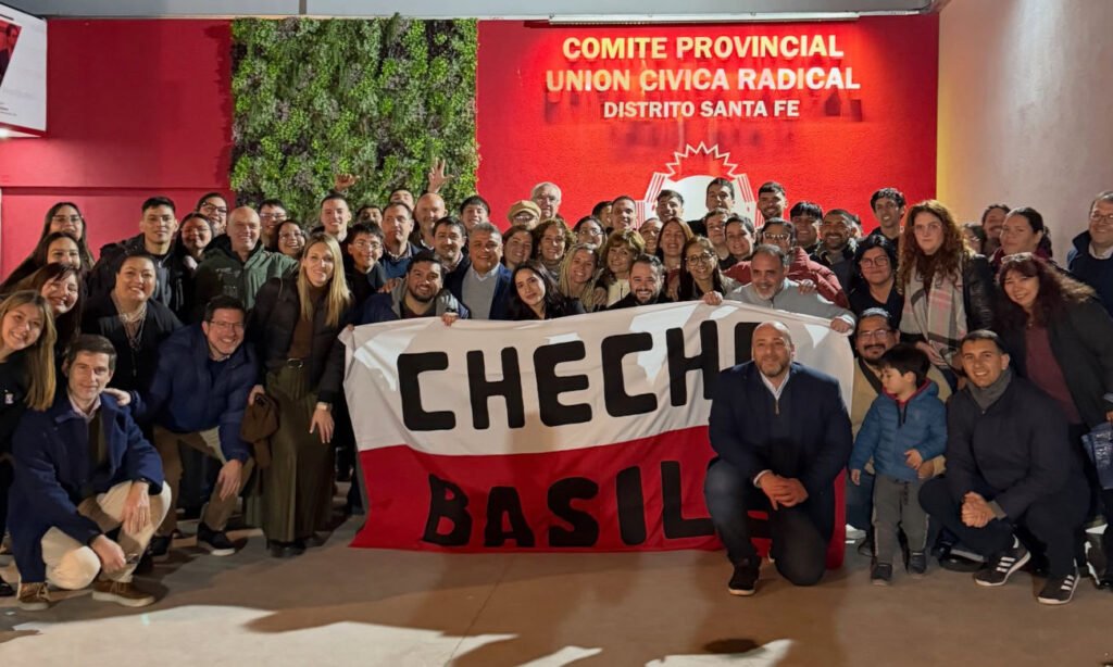 Sergio Basile durante un acto partidario de la Unión Cívica Radical junto a dirigentes y militantes del radicalismo santafesino.