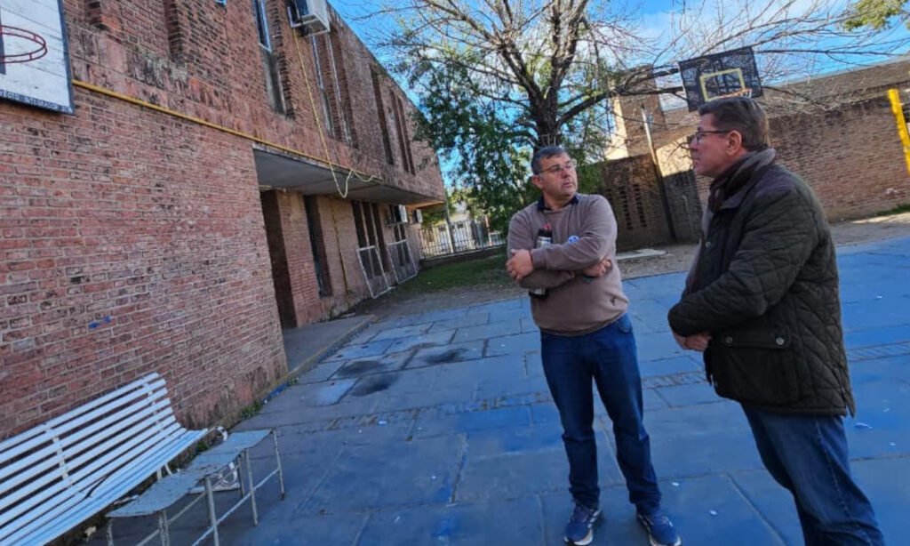 El senador provincial Rodrigo Borla durante una recorrida por un establecimiento educativo del departamento San Justo. Foto: archivo.