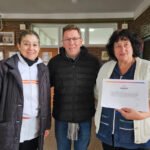 El senador provincial Rodrigo Borla junto a autoridades educativas durante la entrega de aportes del Fondo FANI destinados a obras de infraestructura en establecimientos escolares del departamento San Justo.