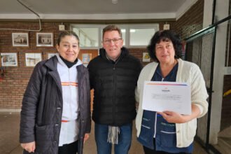 El senador provincial Rodrigo Borla junto a autoridades educativas durante la entrega de aportes del Fondo FANI destinados a obras de infraestructura en establecimientos escolares del departamento San Justo.