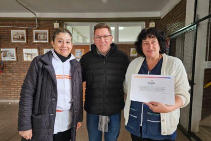El senador provincial Rodrigo Borla junto a autoridades educativas durante la entrega de aportes del Fondo FANI destinados a obras de infraestructura en establecimientos escolares del departamento San Justo.