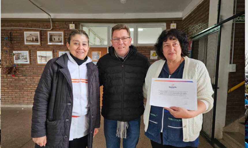 El senador provincial Rodrigo Borla junto a autoridades educativas durante la entrega de aportes del Fondo FANI destinados a obras de infraestructura en establecimientos escolares del departamento San Justo.