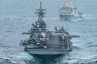 Foto de archivo. Un buque militar de Estados Unidos durante una misión de patrullaje en aguas internacionales, en una imagen representativa de las operaciones navales en Medio Oriente.