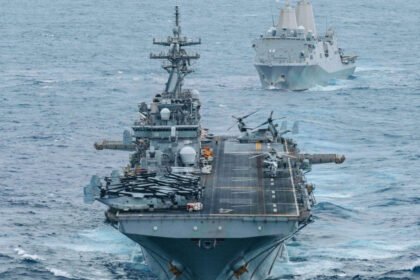 Foto de archivo. Un buque militar de Estados Unidos durante una misión de patrullaje en aguas internacionales, en una imagen representativa de las operaciones navales en Medio Oriente.