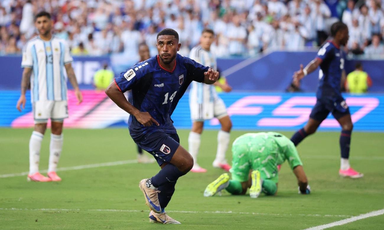 Deroy Duarte celebra el gol con el que Cabo Verde igualó el partido ante la Selección Argentina.