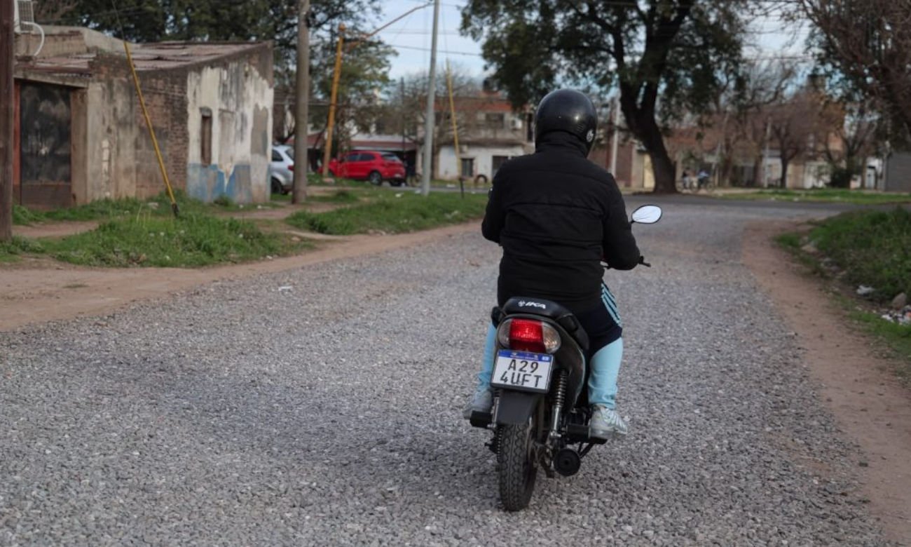 El estabilizado pétreo permitió mejorar la circulación vehicular y peatonal en calles de Nuevo Horizonte y Entrada Norte, incluso durante los días de lluvia.