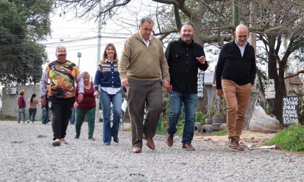 El intendente Juan Pablo Poletti recorrió Nuevo Horizonte y Entrada Norte junto a vecinos y funcionarios municipales para supervisar las obras ejecutadas en el marco del programa Santa Fe Barrio.