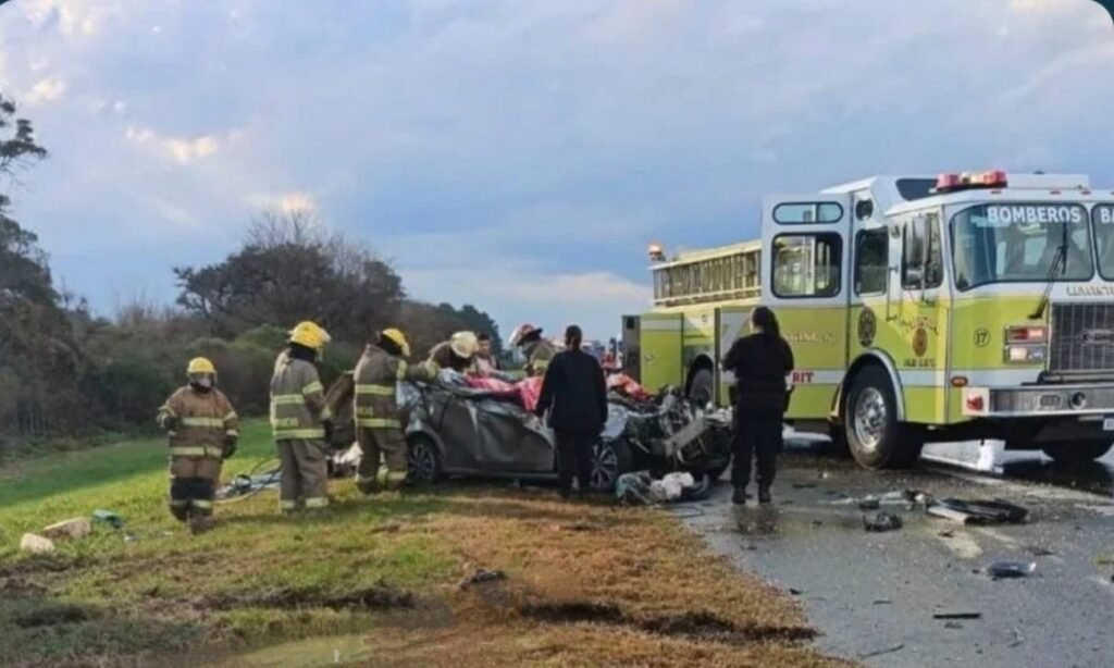 Los vehículos involucrados en el siniestro vial ocurrido en la autopista Santa Fe-Rosario, a la altura de Monje. Foto: Gentileza