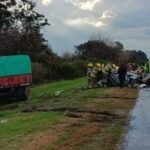 Estado en el que quedaron el automóvil y el camión tras el violento impacto en la autopista Santa Fe-Rosario, a la altura de Monje. Foto: Gentileza