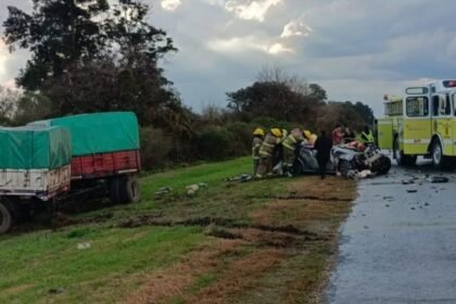 Estado en el que quedaron el automóvil y el camión tras el violento impacto en la autopista Santa Fe-Rosario, a la altura de Monje. Foto: Gentileza
