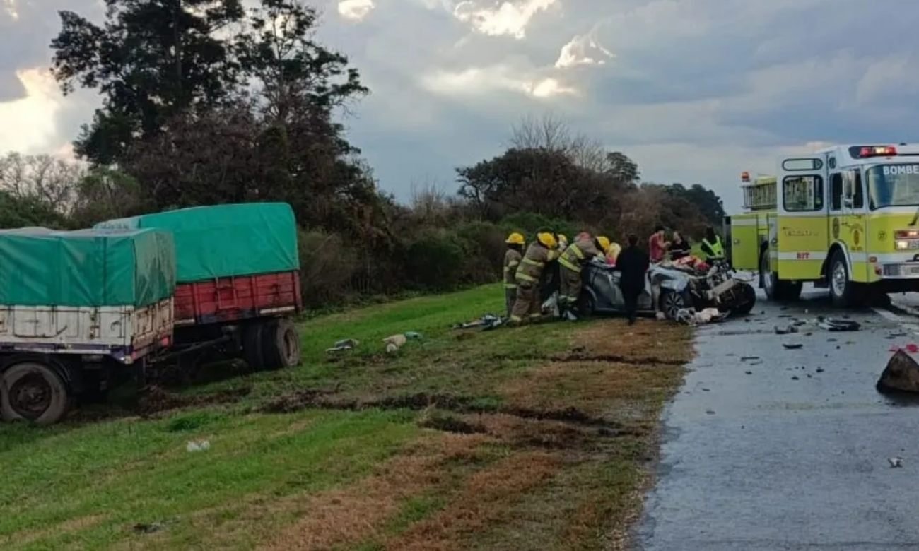 Estado en el que quedaron el automóvil y el camión tras el violento impacto en la autopista Santa Fe-Rosario, a la altura de Monje. Foto: Gentileza