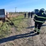 Personal de emergencias y fuerzas de seguridad trabajaron sobre la Ruta Nacional 11, en cercanías de Villa Ocampo, tras el violento choque frontal entre un automóvil y un camión.