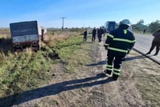 Personal de emergencias y fuerzas de seguridad trabajaron sobre la Ruta Nacional 11, en cercanías de Villa Ocampo, tras el violento choque frontal entre un automóvil y un camión.