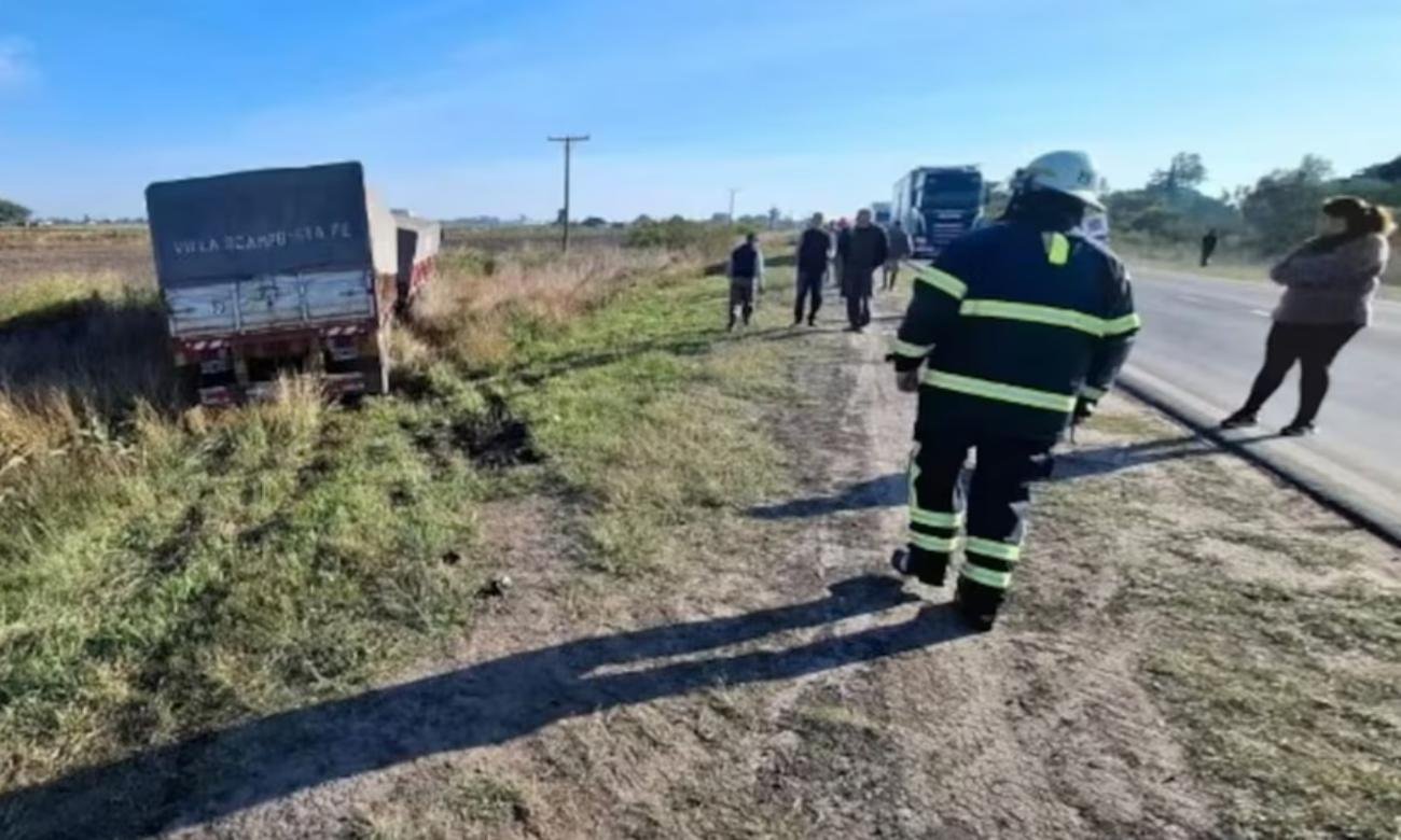 Personal de emergencias y fuerzas de seguridad trabajaron sobre la Ruta Nacional 11, en cercanías de Villa Ocampo, tras el violento choque frontal entre un automóvil y un camión.