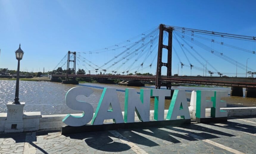 Vista panorámica de la ciudad de Santa Fe y el Puente Colgante en una jornada con cielo despejado y condiciones meteorológicas favorables. Foto de archivo.